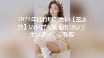 [MP4/ 1.57G] 颜值不错的风骚女模特，大辫子漏出骚奶子诱惑狼友跟两位大哥激情3P