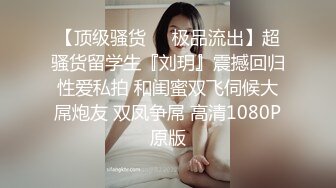 小马寻花约来足疗女技师吃完外卖刮下毛继续操,跳蛋震动跪地插嘴,骑乘扶着屁股后入